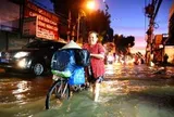 4h30 triều cường đã tràn đường, sáng đầu tuần người dân TP.HCM đi lại chật vật