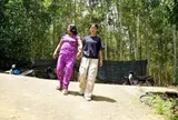 Ngày nào cũng tìm mẹ trong mưa gió, ở miếu hoang, nữ sinh đậu đại học cả xóm Trà Bồng che chở