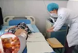 Bé trai 8 tuổi đã nhiễm độc niệu, buộc phải ghép thận chỉ vì mê 1 thức uống ai cũng "quen nhẵn mặt"