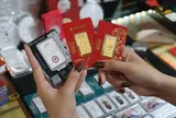 Giá vàng bạc giảm mãi, nhà đầu tư lỗ nặng