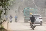 Hà Nội: Bụi cuốn mù đường Hoàng Tăng Bí, người dân khổ sở vì xe tải ngày đêm