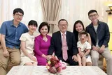Việt Nam có gia đình giàu có với 3 người con thành đạt, con gái cả SN 1980 nay làm Tổng giám đốc, con trai út vừa kinh doanh vừa đi hát: Khởi nghiệp từ xưởng dép 20 công nhân, đứng sau thương hiệu nổi tiếng khắp cả nước