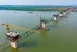 Cận cảnh cây cầu gần 10.000 tỷ đồng kết nối đại đô thị của Vinhomes và Sun Group đã lắp phiến dầm đầu tiên, dự kiến hoàn thành vào năm 2027