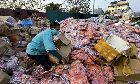 Cận cảnh “núi” bánh kẹo chất thành đống phế thải khổng lồ dịp Tết Nguyên đán ở Hà Nội