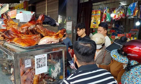 Hốt bạc 'ngày đặc biệt', cửa hàng thịt heo quay ở Đà Nẵng làm không kịp bán