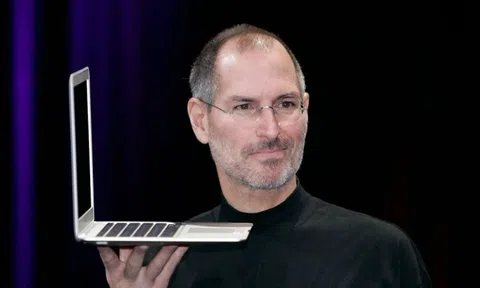 MacBook Air trong phong bì: 'Cú chạm ma thuật' của Steve Jobs vào thế giới Laptop