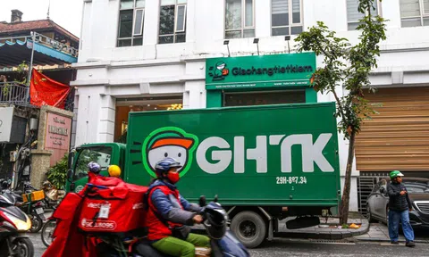 Mặt tiền có giá thuê 90 - 150 triệu đồng/tháng trở thành 'cứ địa' của kho hàng Shopee, Giao Hàng Tiết Kiệm, Viettel Post… trong khi shop bán lẻ rút về ngõ nhỏ