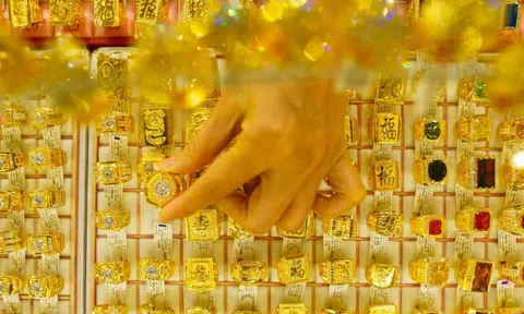 Giá vàng hôm nay 2/5/2025 đảo chiều giảm, đà bán chậm lại
