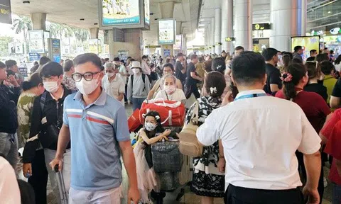 Người dân ùn ùn trở lại TP HCM, vé máy bay ngang giá dịp Tết