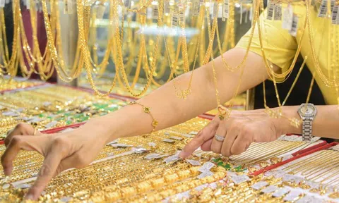Giá vàng hôm nay 4/5/2025 chốt tuần giảm, cảnh báo tiếp tục lao dốc