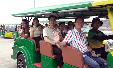 Chính thức mở tuyến xe điện chở khách miễn phí tại đảo Cát Bà