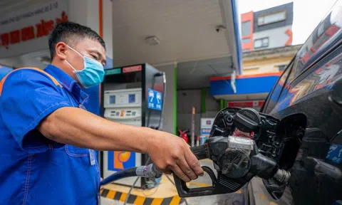 Giá xăng tiếp tục giảm, RON 95 về sát 19.000 đồng/lít