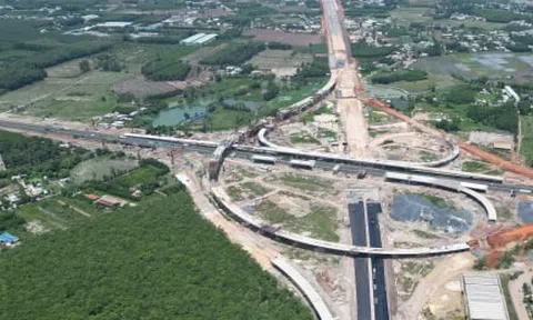 Bộ trưởng Xây dựng: Cần tăng tốc các dự án kết nối sân bay Long Thành
