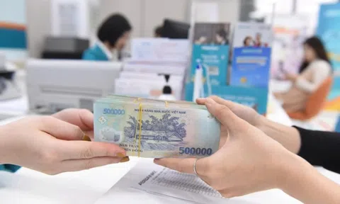 Người dân ùn ùn đổ tiền vào ngân hàng bất chấp lãi suất thấp