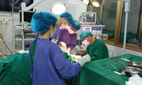 Tóc cuốn vào dây curoa, nữ công nhân gặp tai nạn lao động nghiêm trọng