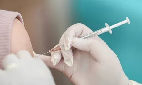 CDC dừng khuyến nghị tiêm vaccine COVID-19 định kỳ cho trẻ em khỏe mạnh và phụ nữ mang thai: Động thái gây tranh vãi từ chính quyền Trump