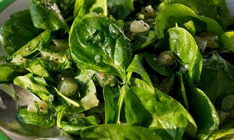 Loại rau được báo Mỹ hết lời ca ngợi: Nông dân Việt trồng đầy ruộng, bổ từ thân đến lá