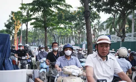 Rào một phần đường gom Đại lộ Thăng Long, xe máy tràn lên vỉa hè tránh ùn tắc