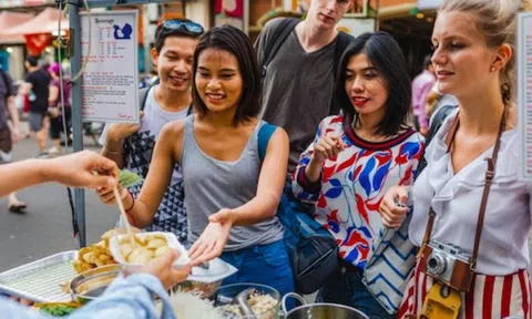 Món quà vặt vỉa hè Hà Nội khiến cô gái Hungary phát cuồng: ‘Tôi muốn mang về nước’