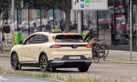 Lần đầu tiên: VF 8 sát cánh cùng Mercedes, BMW, Audi trong đội xe taxi ở 'cái nôi của ngành công nghiệp ô tô'