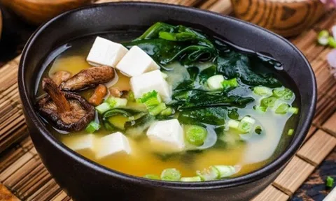 Rau 'trường thọ' trong bữa ăn người Nhật: Việt Nam bán đầy ngoài chợ, giá lại rẻ