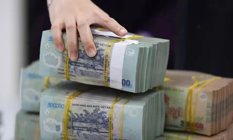 Cảnh báo rủi ro khi lượng tiền khổng lồ 'bơm' ra nền kinh tế