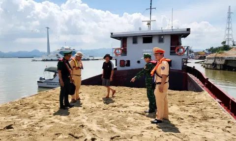 Tạm giữ tàu chở cát không có hóa đơn, chứng từ