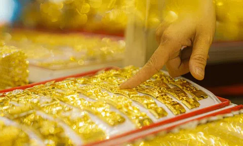 Chủ tịch Fed vượt qua áp lực từ ông Trump: Giá vàng lao dốc, tài chính toàn cầu rúng động