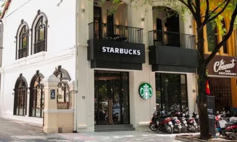 Bị đẩy khỏi đất vàng Hàn Thuyên, Starbucks Reserve trở lại và ‘phục thù’ ngay đối diện