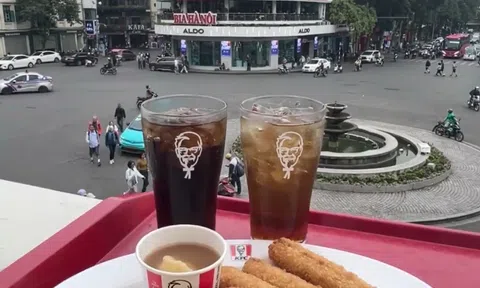 Khách Trung hết lời khen hàng KFC view "độc nhất vô nhị" ở Hà Nội, ai ngờ lại có chi tiết dở khóc dở cười