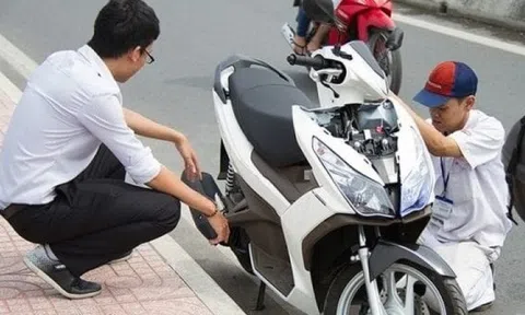 Hành động tưởng ‘nghĩa hiệp’ khi đi xe máy lại bị tính là vi phạm: Phạt lên tới 14 triệu, trừ 10 điểm GPLX
