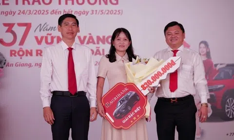 Gắn bó hơn 20 năm với Agribank, người phụ nữ được trao tặng xe ô tô Toyota trị giá 830 triệu đồng