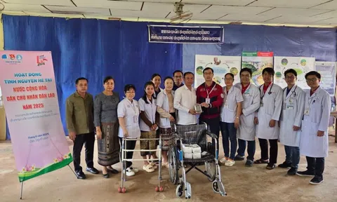 Người dân Lào xúc động khi được hỗ trợ hàng trăm thiết bị y tế kịp thời