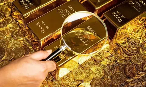 Giá vàng tiến sát vùng đỉnh, giới đầu tư âm thầm gom hàng: Lý do đến từ Tổng thống Trump