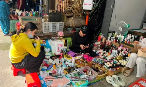 'Hàng hiệu' vài chục ngàn đồng ở chợ: Chị em hào hứng chọn, 'mua nhiều còn được giảm giá'