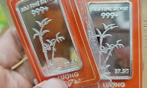 Giá vàng quá cao, nhiều người chọn bạc làm quà cưới, tân gia