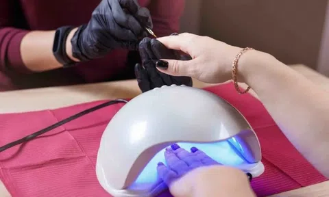 Cảnh báo khách hàng của dịch vụ làm móng: Chỉ 4 phút hơ đèn UV có thể khiến bạn hối hận cả đời