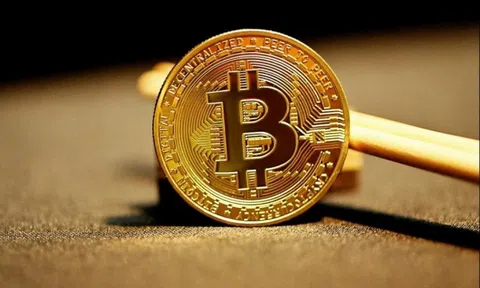 Bitcoin vượt Amazon về vốn hóa, lập đỉnh lịch sử trên 121.000 USD