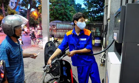 Giá xăng dầu đồng loạt giảm, RON 95 rời mốc 20.000 đồng/lít