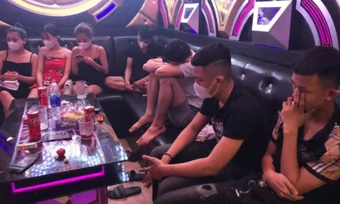 Từ 2026, uống rượu, đi hát karaoke cũng phải ‘thắt lưng buộc bụng’ vì chính sách mới