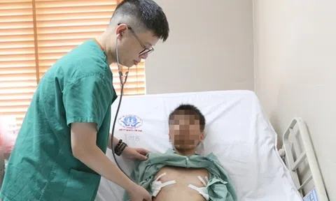 Bé trai 12 tuổi tự ti vì lồng ngực nhô cao như "ức gà"