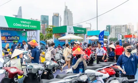 Người dân TP. HCM chen chân nhau xếp hàng 'đổi xe xăng lấy xe điện' tại VinFast Xanh Fest Icon