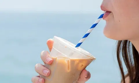 Được kỳ vọng là giải pháp xanh cho ngành F&B nhưng ống hút giấy lại chứa hóa chất độc hại không thể phân hủy?