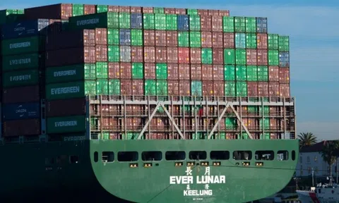 Biển động dữ dội khiến con tàu khổng lồ chao nghiêng, 50 container hàng hóa đổ sập, một cảng biển tê liệt phải đóng cửa khẩn cấp