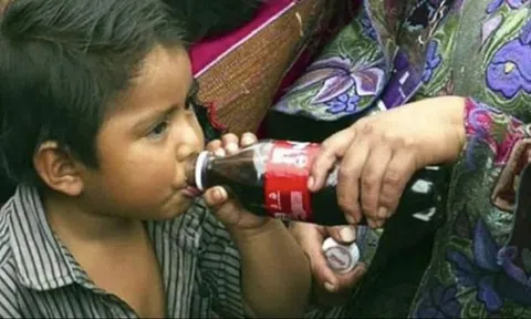 Một thị trấn ‘nghèo’ nghiện Coca-Cola đến mức trẻ sơ sinh uống Coca-Cola thay sữa mẹ, mỗi người uống 2 lít mỗi ngày