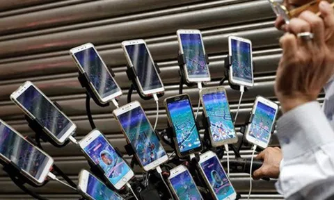 Công an đột kích 4 phòng livestream chứa hơn 20 chiếc điện thoại sáng suốt ngày đêm: phanh phui đường dây bán hàng giả trị giá 11 tỷ đồng, tịch thu 10.000 món đồ nhái