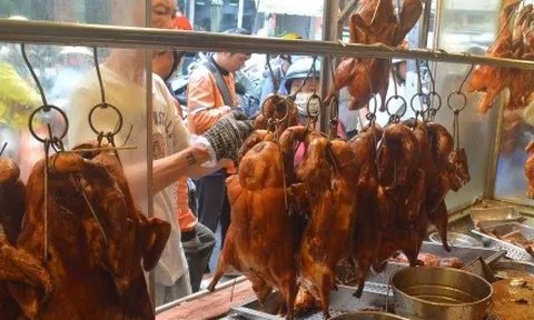 Tiệm vịt quay ở TP.HCM hốt bạc dịp 2/9, doanh thu cả trăm triệu đồng