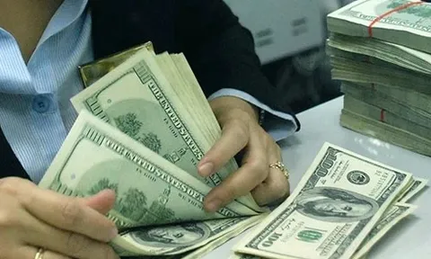 USD ngân hàng tăng kịch trần, giá 'chợ đen' lập kỷ lục