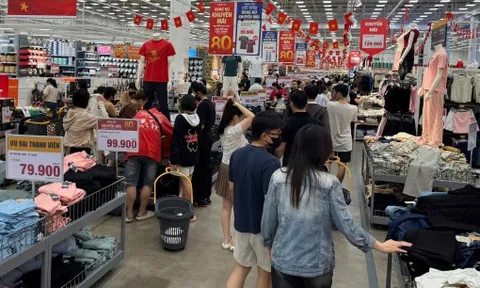 Đông nghịt người tới siêu thị, trung tâm thương mại mua sắm ngày nghỉ lễ 2/9
