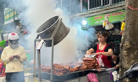 Nhiều tuyến phố “ngộp thở” bởi khói